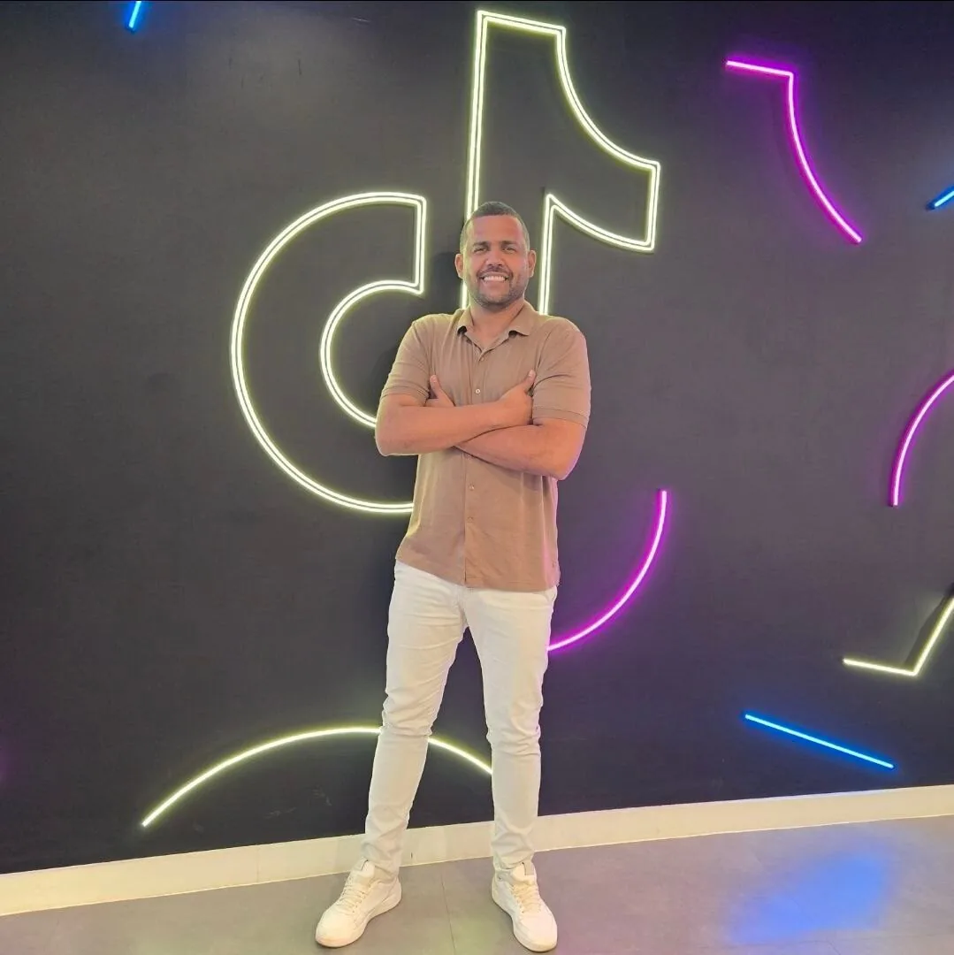 Brahimã Costa em seu escritório de operação de TikTok Shop em Goiânia