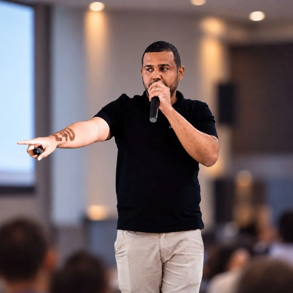 Brahimã Costa apresentando para a plateia durante um encontro presencial